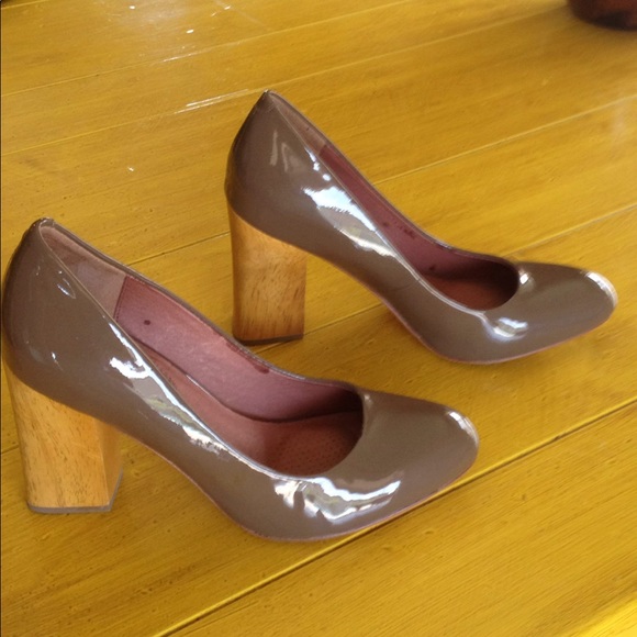 Corso Como Taupe Patent Leather Wooden Heels- 7M - Picture 3 of 8